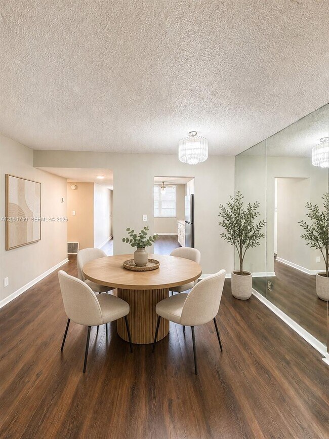 Building Photo - 250 Jacaranda Dr