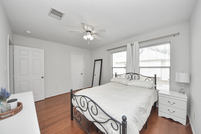 Building Photo - 943 W Heights Hollow Ln