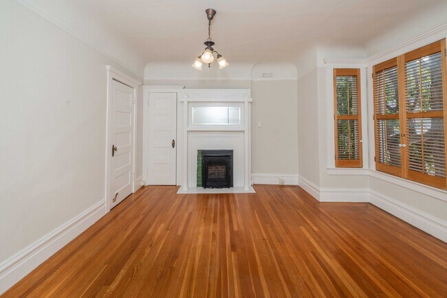 Building Photo - TOP FLOOR 1BR. Remodeled! W/D IN-UNIT! Dishwasher!