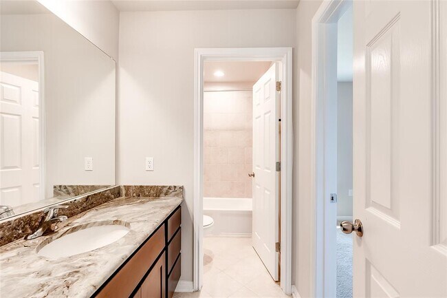 Building Photo - 821 Falkland Trace