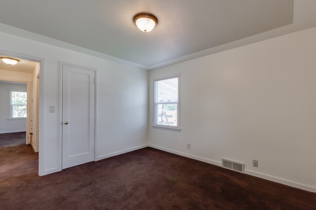 Building Photo - Shadle Park 3 Bedroom 2 Bath Home near Gar...