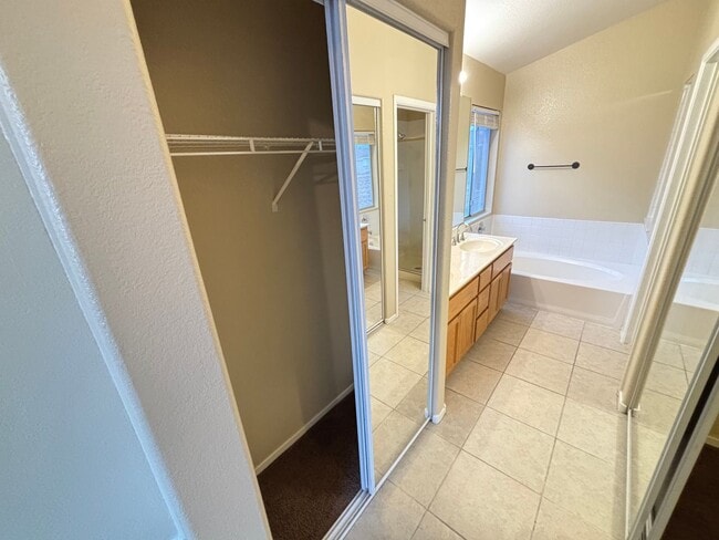 Building Photo - Gorgeous 3Bed/3Bath Home in the Gated Gree...