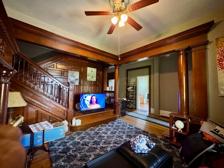 Unit 1 Living room - 1749 Crafton Blvd