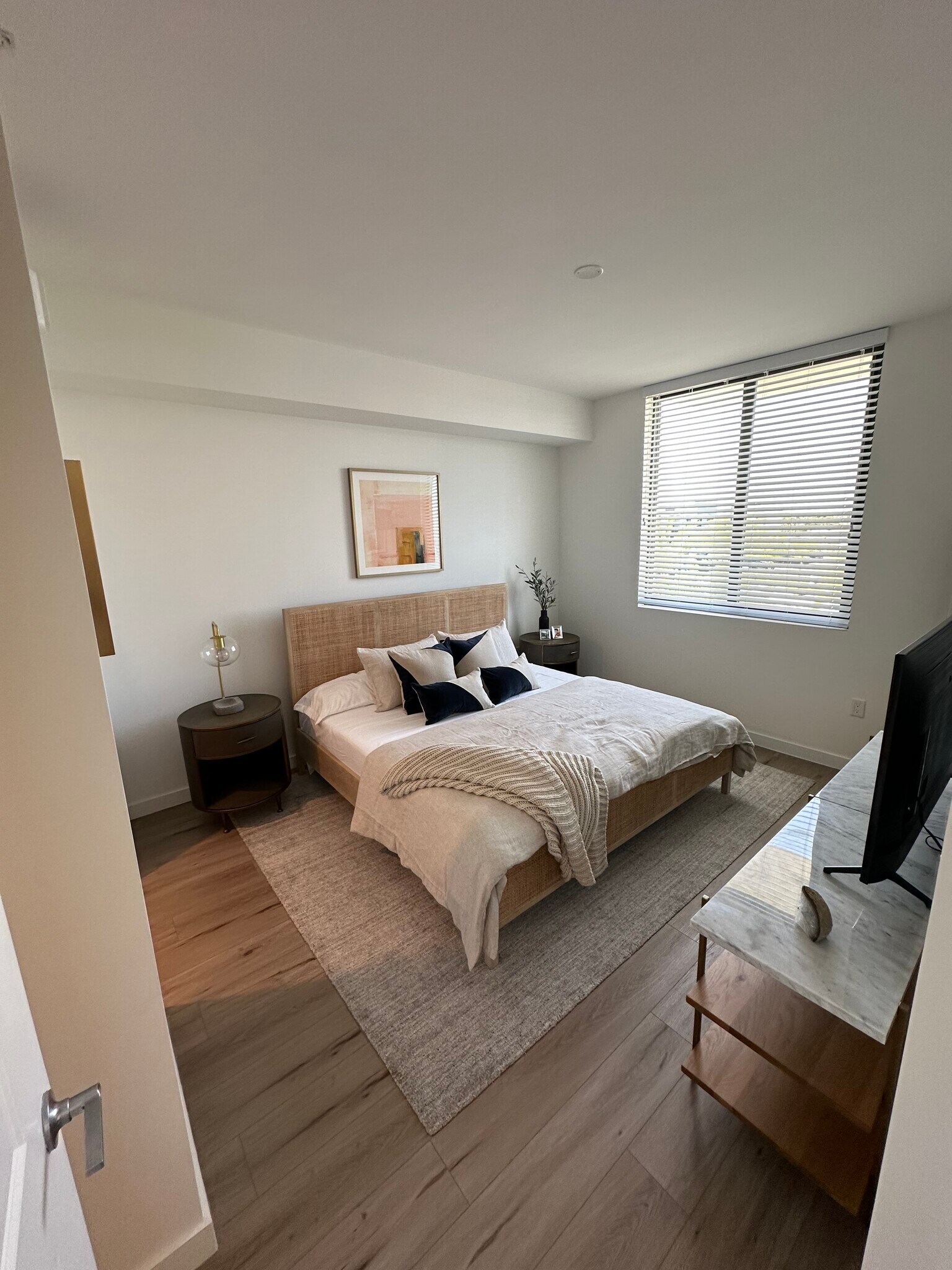 Building Photo - 670 W 77th St