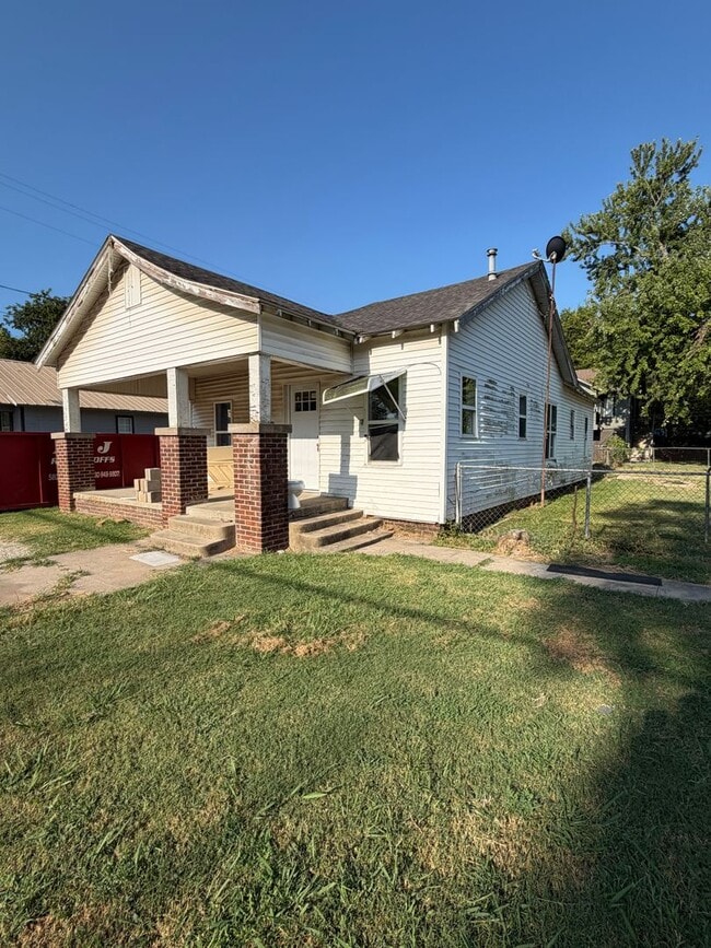 Building Photo - 411 S Johnston Ave