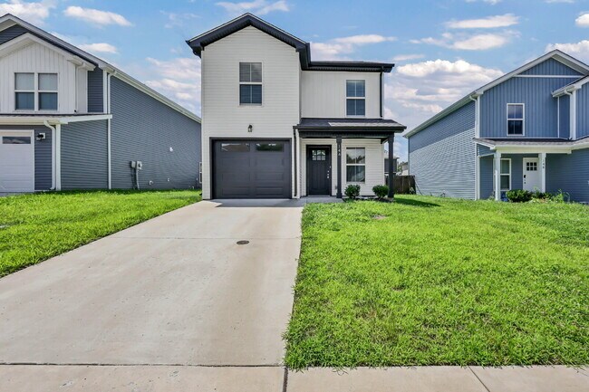 Building Photo - !!FIRST HALF-MONTH OF RENT FREE!! Beautiful 3-bed, 2.5-bath home with a bright, open floor plan.