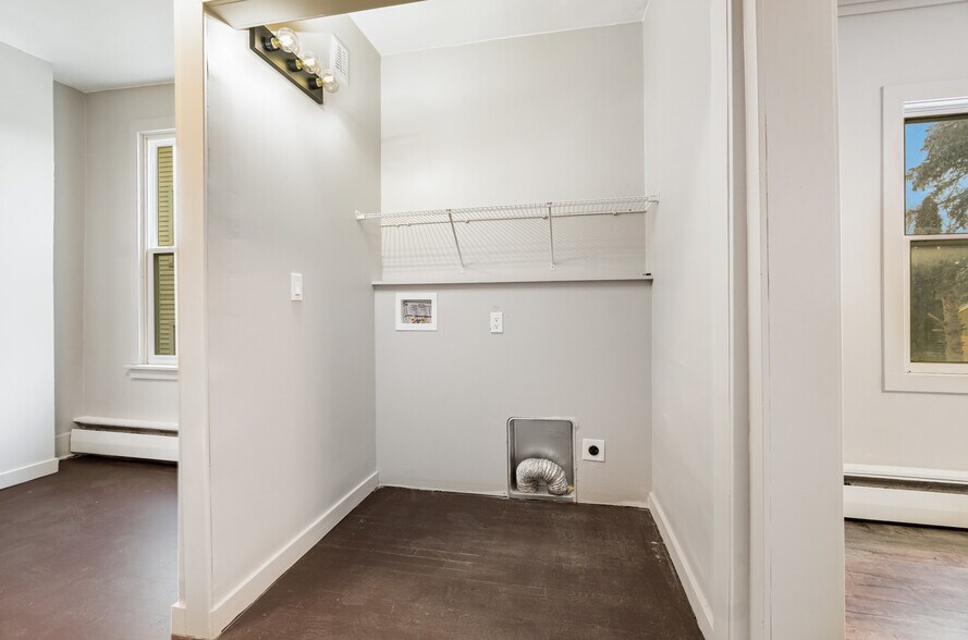 Building Photo - 324 Armstrong St