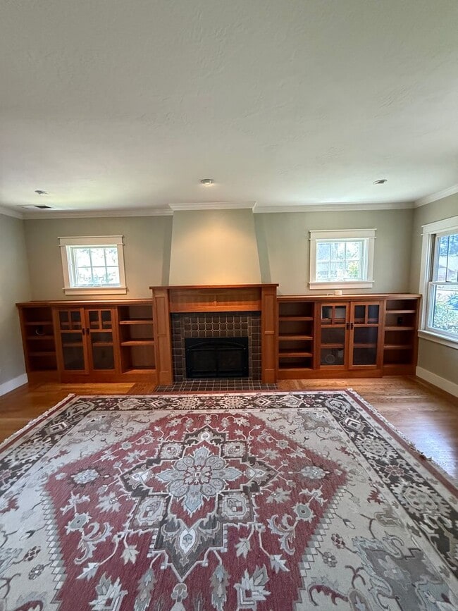 Building Photo - 2 Bedroom 1 Bathroom Updated Single Family...