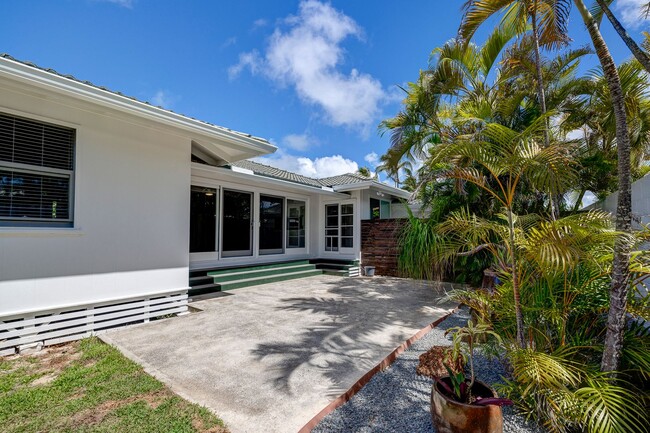 Building Photo - Mid-century modern Kalaheo Ave. Beach side...