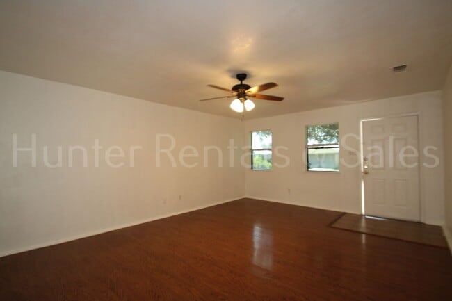 Building Photo - Bright and Open 3 Bedroom Home in Cove!