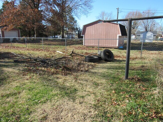 Building Photo - 636 W Washington St