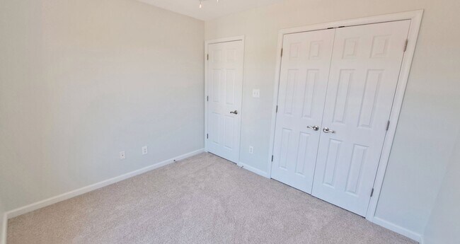 Building Photo - 3 Bed / 2 Full and 2 Half Bath Single Family Townhome