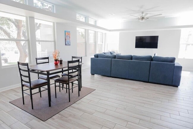 Building Photo - 411 Wetzel