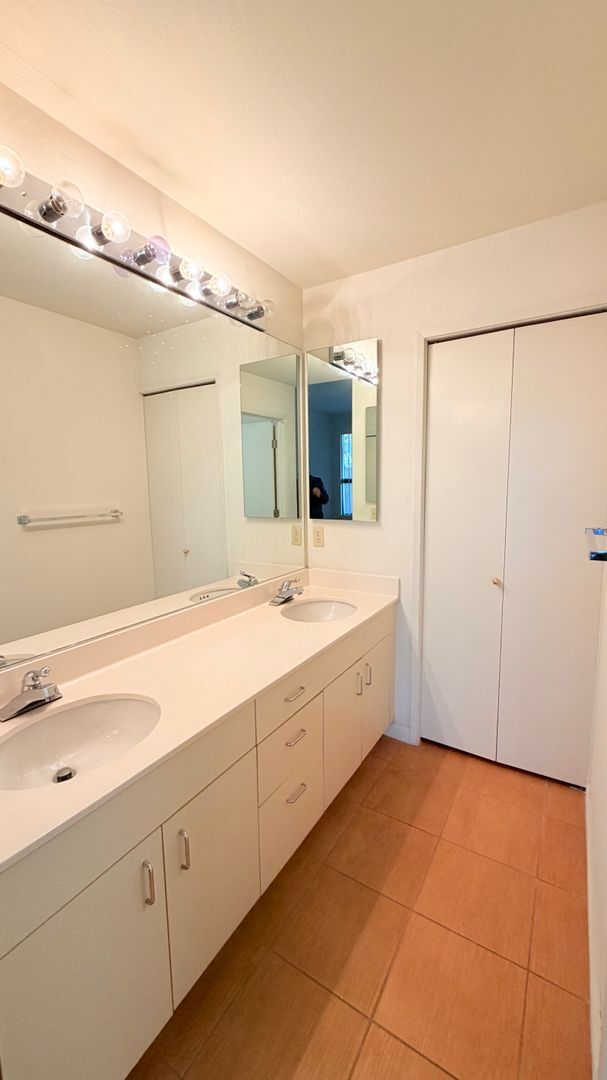 Building Photo - 15 Invincible Ct