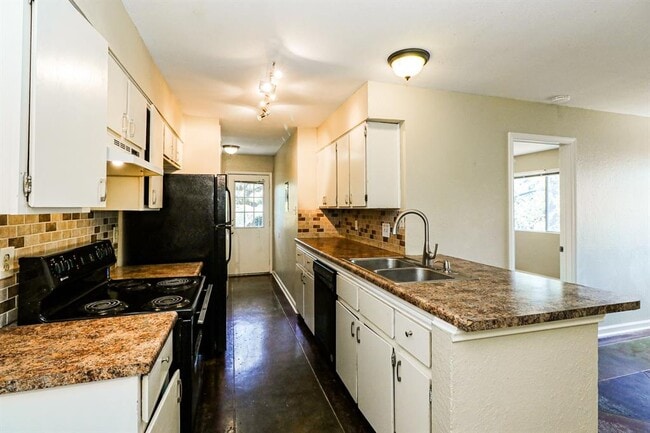 Building Photo - 9903 Hundred Oaks Cir
