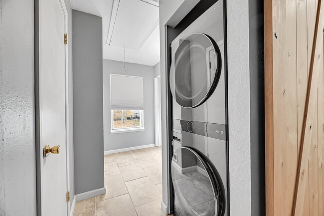 Building Photo - $1,515, 1 bed, 1 bath, located in Lakewood.