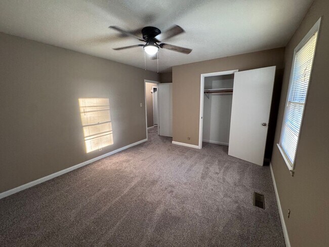 Building Photo - 2 Bedroom, 1 Bath House In Outskirts of Co...