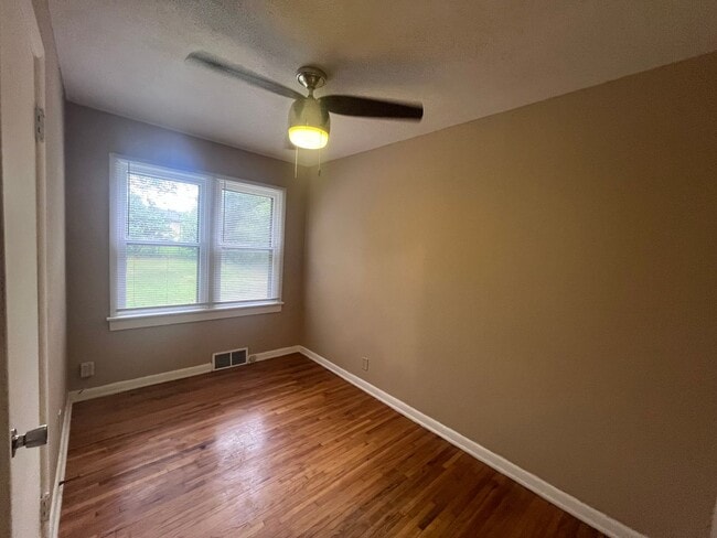 Building Photo - Cute 3 bedroom, 1 bath home
