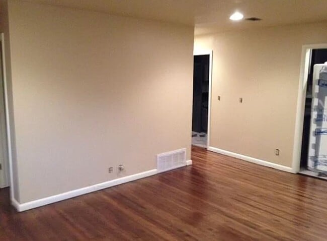 Building Photo - Available August 1st!  3-Bedroom, 1-Bathroom Home, Near Downtown Fayetteville