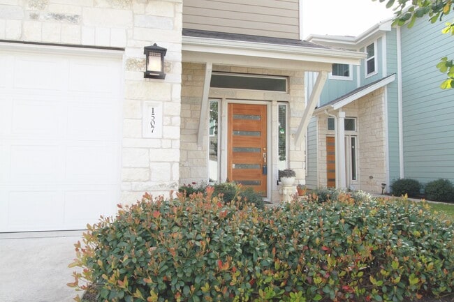 Building Photo - Beautiful Gated Retreat with Vaulted Ceilings, Loft & Private Deck