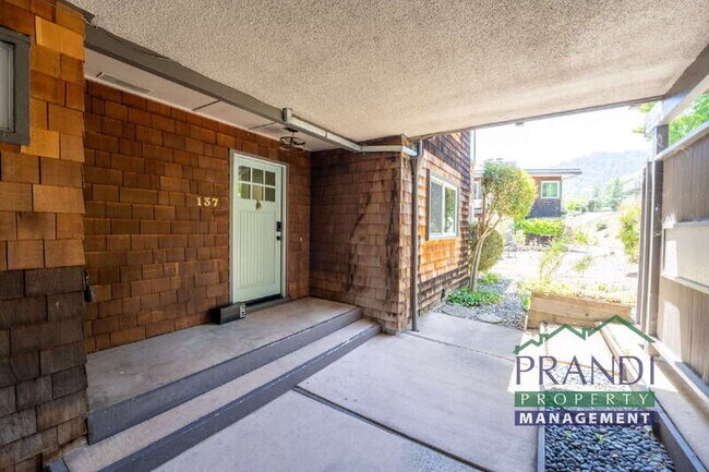 Building Photo - 137 Pixley Ave