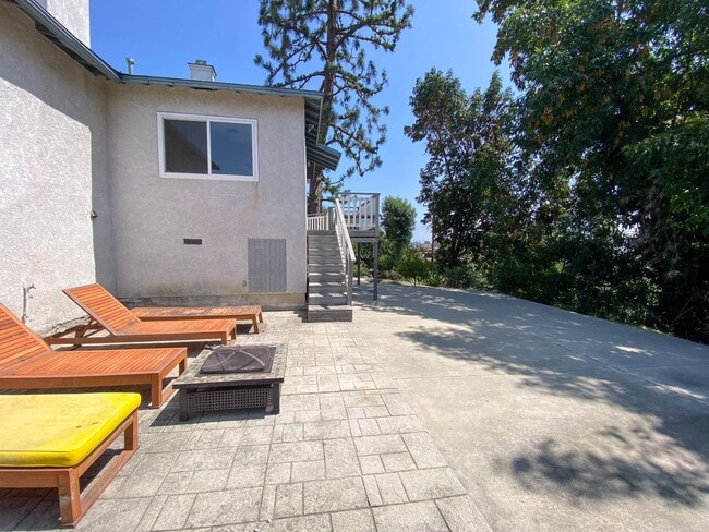Building Photo - Spacious 3 Bed · 2 Bath Hillside Home — Mo...