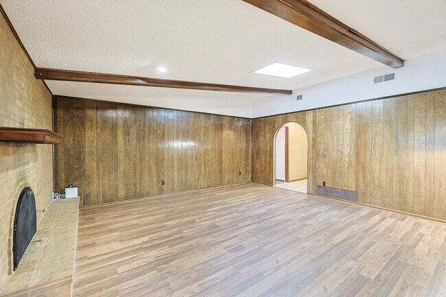 Building Photo - Spacious 3/2/2 near McCullough Park