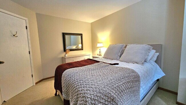 Building Photo - 2-Bed Townhouse with open layour in Hopkins – 1290 Sq Ft of Comfort!"