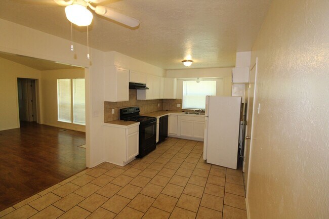 Building Photo - 211-213 Skylark Ct