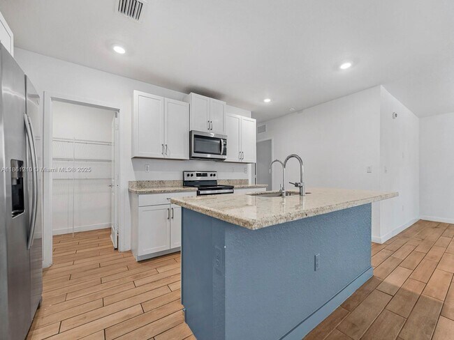 Building Photo - 501 NE 6th Ct