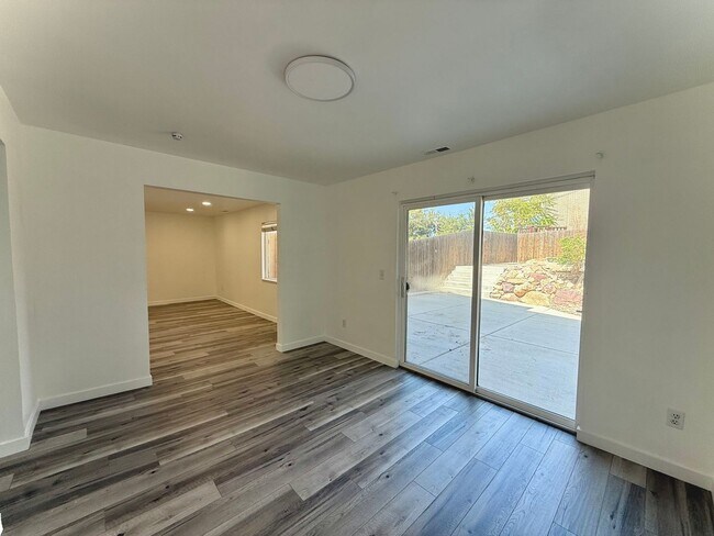 Building Photo - 3 Bedroom Home in Holladay Available August 1st