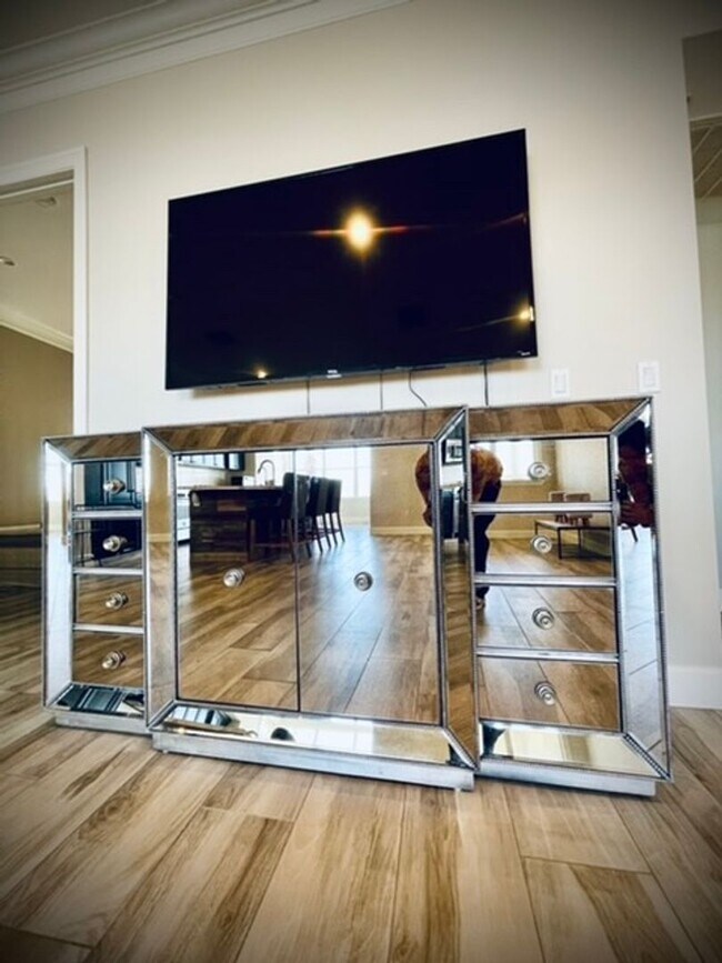 Building Photo - WONDERFULLY UPGRADED “GOLF VILLA” IN: GUAR...