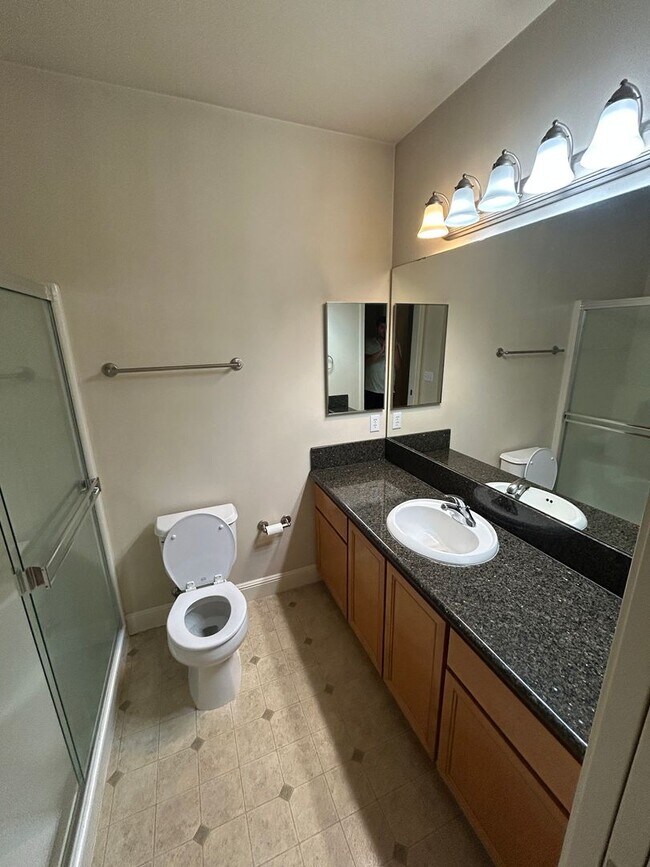 Building Photo - 2B, 2BA Top-Floor condo in South Renton wi...