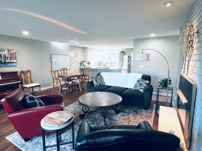 Building Photo - 2 bedroom, 2 bath short term 3-6 month ren...