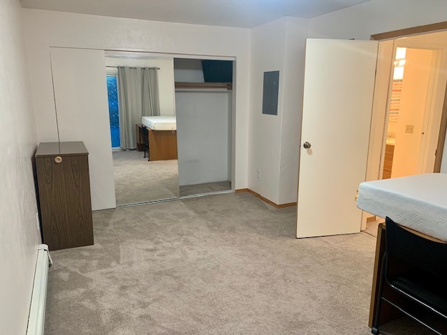 Master bedroom with mirrored closet (reverse angle) - 1018 Dogwood St