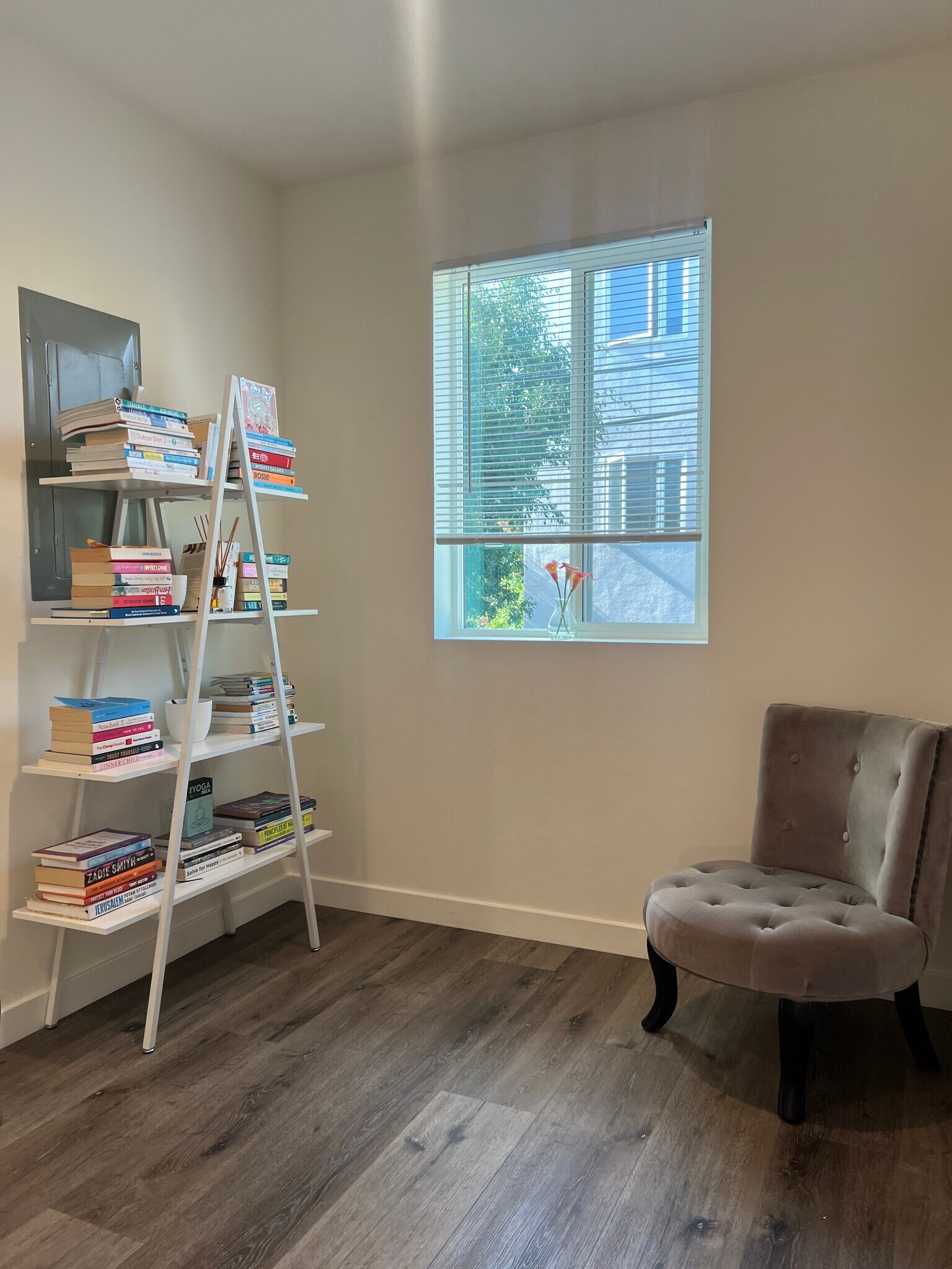 Building Photo - 1121 1/2 N Berendo St