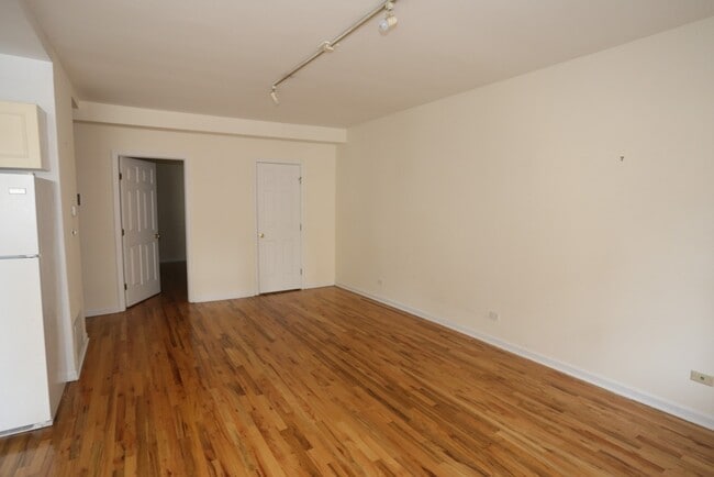 Building Photo - 922 W Dakin St