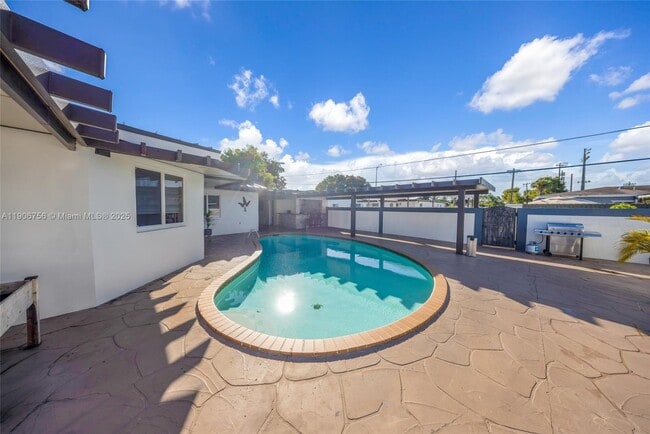 Building Photo - 490 W 33rd Pl