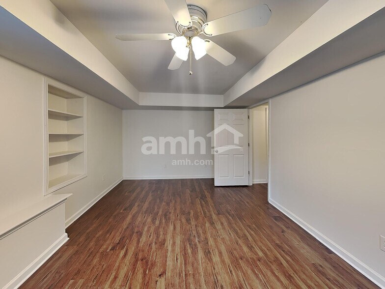 Building Photo - 1555 Brentwood Dr