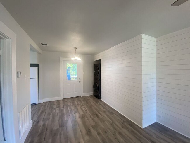 Building Photo - AVAILABLE NOW 2 BD/1 BA HOUSE FOR RENT! UN...