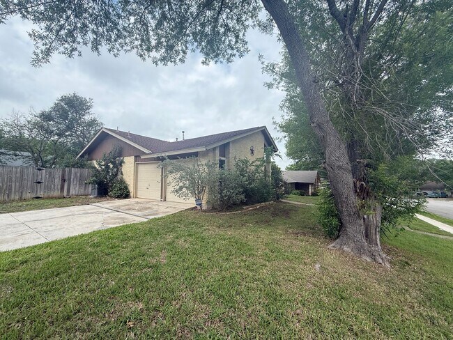 Building Photo - Large lot With Mature Trees and a Spacious...