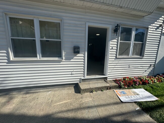 Building Photo - 106 E 5th St