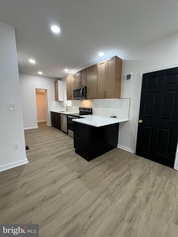 Building Photo - 5856 Walton Ave
