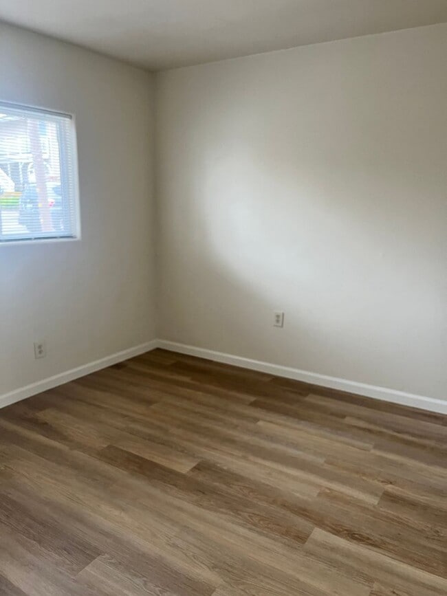 Building Photo - Close to beach