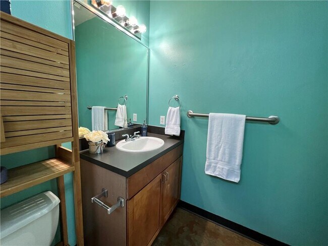 Building Photo - 2401 E 6th St