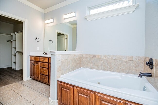 Building Photo - 2715 Vanike Dr