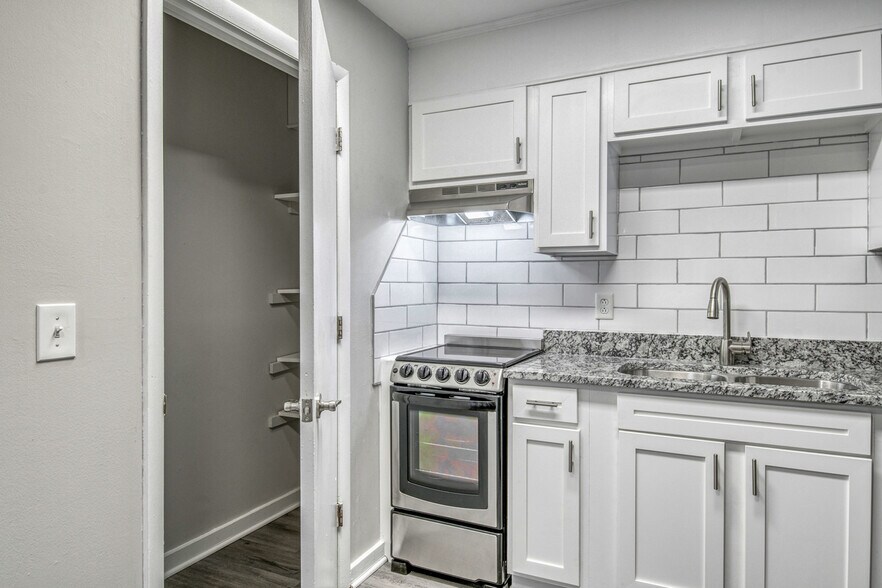 1-Bedroom Premier Pantry - Village Green Apartment Homes