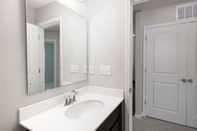 Building Photo - BEAUTIFUL 3BD/2.5BTH Townhome - MALLARD CREEK - AVAILABLE MAY/JUNE 2026