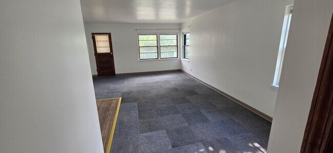 Building Photo - Becher