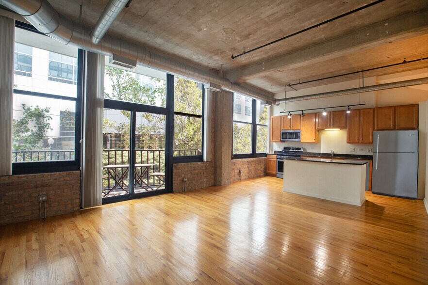 Building Photo - 210 S Desplaines St